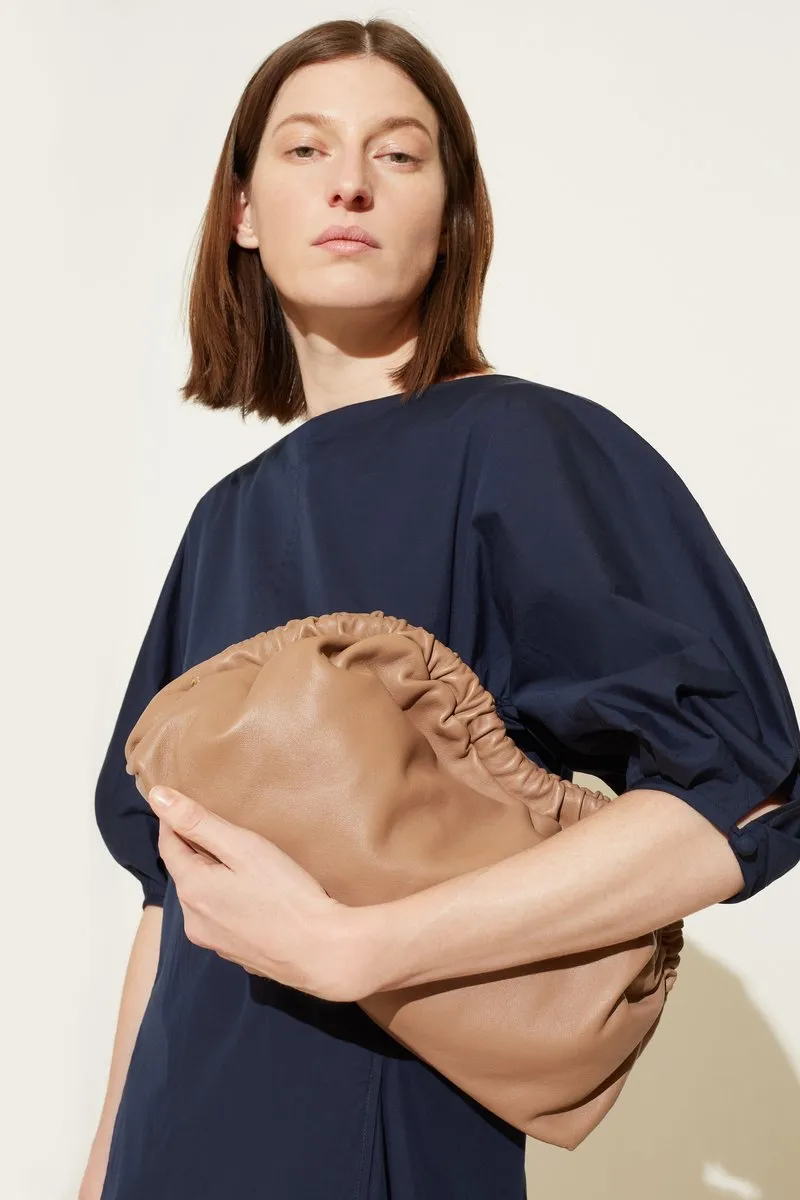 Cloud Clutch Lambskin, Biscotti